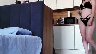 Seduced the courier with a juicy booty and cuckolded her hubby 125