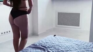 Seduced the courier with a juicy booty and cuckolded her hubby 125