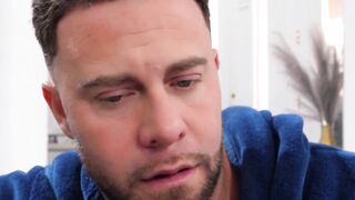 New sugarbaby Della Cate knocks on known sugardaddy his door