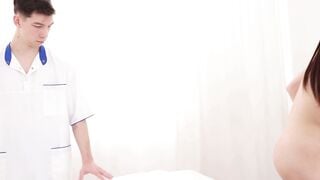A petite hot give up her twat after a grind