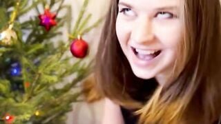 Amateur Stepsister Sucks Cock & Swallows Cum For Christmas Gift