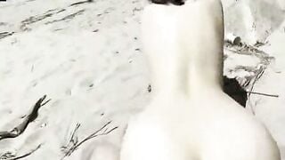 浮気な奥さんと砂浜で全裸バック中出し