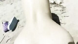 浮気な奥さんと砂浜で全裸バック中出し