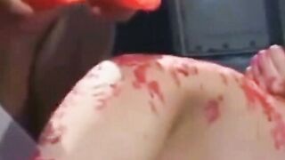 蝋燭責めと鞭打ちされるお姉さん