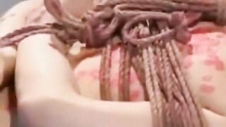 蝋燭責めと鞭打ちされるお姉さん