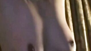 鞭打ちに耐える奥さん