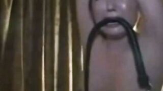 鞭打ちに耐える奥さん