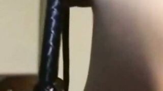 鞭打ちに耐える奥さん