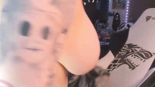 Tattooed Thick Babe Toying Her Wet Cunt On Cam