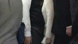 満員バスで股間が当たり感じすぎて我慢できず素股でガクガク
