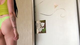 Tattooed Brunette Twerking Big Ass in Mirror Webcam Tease