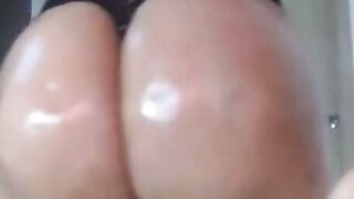 Amateur Colombian Webcam Model Shows Off Massive Juicy Ass