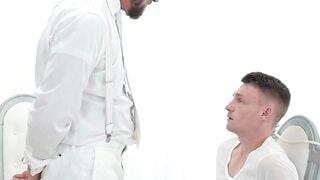Kyle Harper Bareback Grooming: Muscle Man Sucks Teen Twink Cock