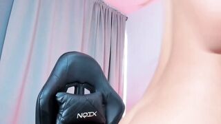 Round Ass Babe Finger Fucks Her Tight Hole On Webcam