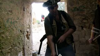 Schlampe Outdoors into der Burg gefickt