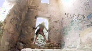Schlampe Outdoors into der Burg gefickt