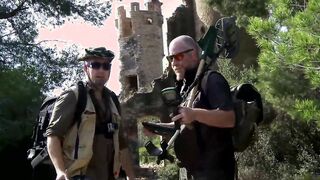 Schlampe Outdoors into der Burg gefickt