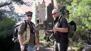Schlampe Outdoors into der Burg gefickt