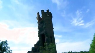 Schlampe Outdoors into der Burg gefickt