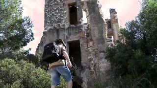 Schlampe Outdoors into der Burg gefickt