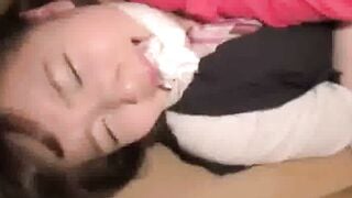 玩具で犯され絶叫する潮吹き奥さんに中出し