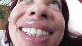 Olga 50 European Taschengeld Hure sitzt auf der Casting Couch
