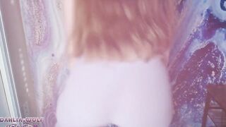 hot bimbos grinds and twerks into pants