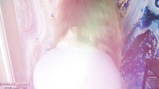 hot bimbos grinds and twerks into pants