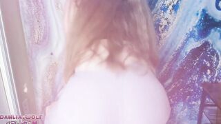 hot bimbos grinds and twerks into pants