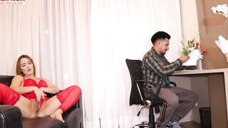 GOSTOSA BLONDE MASTURBATING WHILE THE HUBBY WORKS INTO THE OFFICE UNTIL HE DOESN'T RESIST AND FUCKED THE SEXUAL WITHOUT SATISFACTION