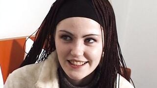 Eighteen fingert sich hardcore beim Casting im Hotel