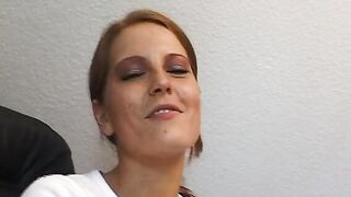 Bombshell 18 Yo fingert sich auf dem Buerostuhl vor der Kamera