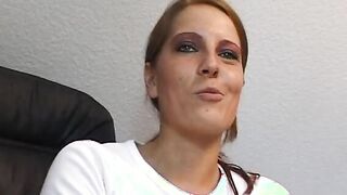 Bombshell 18 Yo fingert sich auf dem Buerostuhl vor der Kamera