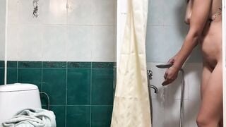 Lusty bimbos masturbates inside the shower