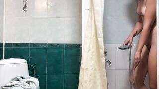 Lusty bimbos masturbates inside the shower