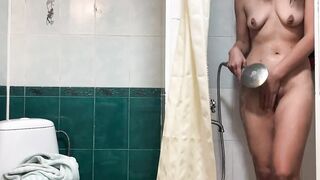 Lusty bimbos masturbates inside the shower