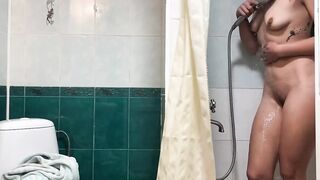 Lusty bimbos masturbates inside the shower