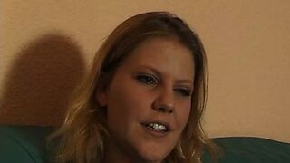 Blonde Teenie Solo Masturbation auf der Casting Couch