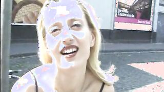 Blondes 18 Yo besorg es sich mit riesen Toy into Ihrer Snatch