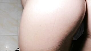 cunt with mouth with Juicy Booty Plays with Oil and Fucks Herself with a Vibrator