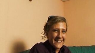 19 Yo Sarah Solo Masturbation auf der Couch