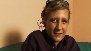 19 Yo Sarah Solo Masturbation auf der Couch