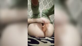 A bimbos with a vibrator jizzes from masturbation