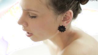 Antoinette Dusheva dig orgasms inside a bathtub