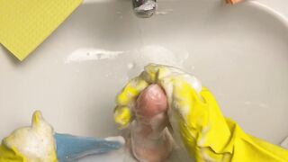 Hottie Housewife Washes Sex Toy After Her Cunt