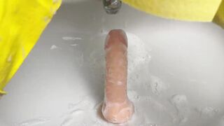 Hottie Housewife Washes Sex Toy After Her Cunt