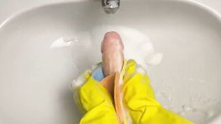 Hottie Housewife Washes Sex Toy After Her Cunt