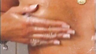 Blonde Milf im Bad gewaschen und dann fickten die Lesben