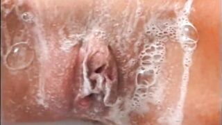 Blonde Milf im Bad gewaschen und dann fickten die Lesben