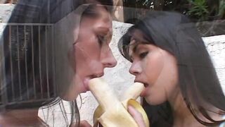 Lesben was two leckere bananen bewirken fick mit dem Fake-Dick
